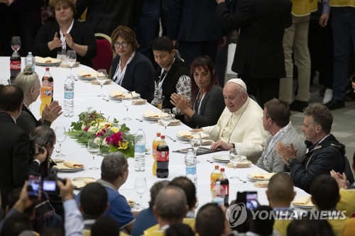 '세계 빈자의 날'인 17일(현지시간) 프란치스코 교황이 노숙자 등과 오찬을 함께 하는 모습. [AP=연합뉴스]