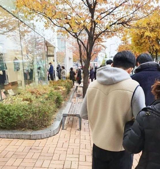 서경덕 성신여대 교수가 19일 페이스북을 통해 공개한 한 유니클로 매장 앞의 풍경./사진=서경덕 페이스북 갈무리