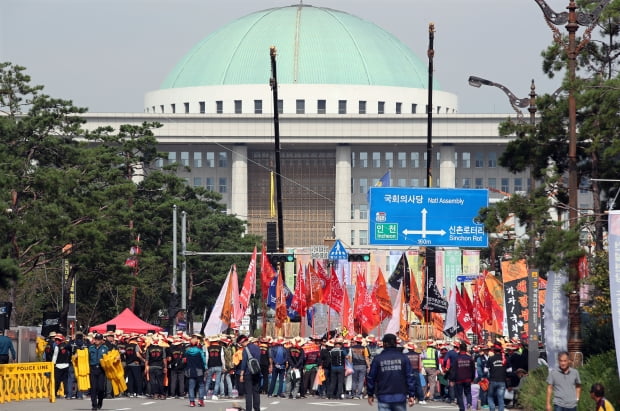 지난 9월 국회 앞에서 집회가 진행되고 있다. 사진=연합뉴스
