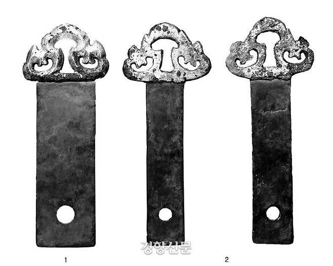 소왕묘의 관뚜껑을 여닫는데 쓰인 밑동쇠(맨 왼쪽)과 대왕묘의 꾸미개(가운데와 오른쪽)는 장식기법과 문양이 다르다. |이병호씨 제공