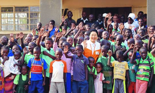 김형민 목사(빛의자녀교회)와 케네티 카운다 초등학교 학생들이 환하게 웃으며 기념사진을 찍고 있다.