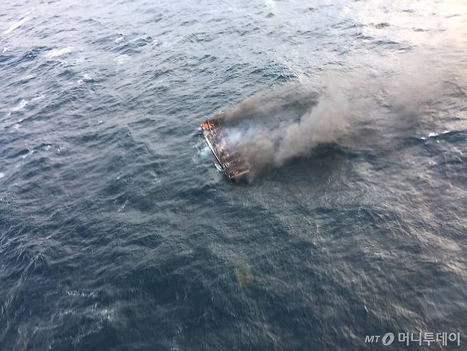 제주 인근 해상에서 화재가 발생한 어선의 모습 /사진제공=제주해양경찰서