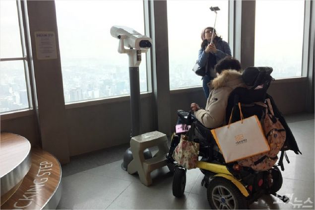 남산서울타워는 서울에서 대표적인 무장애 관광코스로 꼽힌다. 다만 휠체어 장애인은 5층 전망대에 설치돼 있는 망원경에 접근할 수 없다는 점이 아쉽다. 이곳을 찾은 장애인들은 "망원경 받침대의 높낮이를 조절할 수 있으면 좋겠다"고 말했다. 사진=문수경 기자