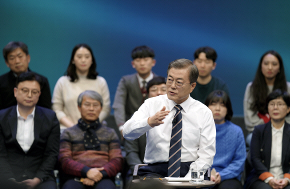 - 문재인 대통령이 19일 오후 서울 상암동 MBC에서 열린 ‘국민이 묻는다, 2019 국민과의 대화’에서 패널의 질문에 답하고 있다. 2019.11.19 도준석 기자 pado@seoul.co.kr