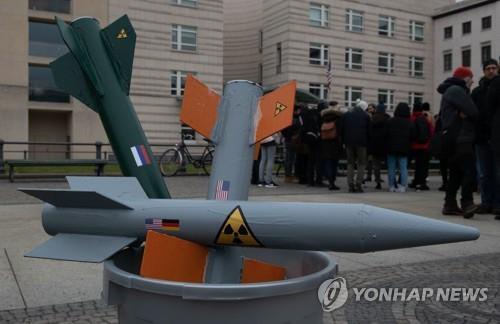 올 2월 1일 독일 베를린에서 열린 미국의 INF 조약 탈퇴 선언 항의 시위 현장에 등장한 미사일 모형 [DPA=연합뉴스 자료사진]
