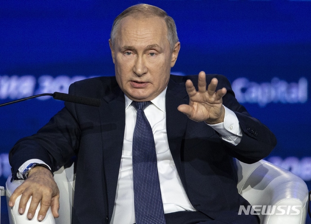 [모스크바=AP/뉴시스]블라디미르 푸틴 러시아 대통령이 20일(현지시간) 모스크바에서 열린 VTB 캐피탈 연례 투자 포럼에 참석해 질문에 답하고 있다. 2019.11.21.