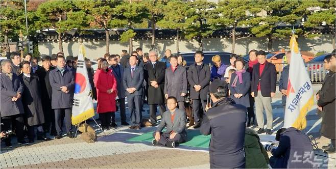 황교안 대표가 청와대 분수대 앞에서 단식을 시작하자 자유한국당 의원들이 뒤에 병풍처럼 쭉 둘러 서 있다. 사진=권영철 기자