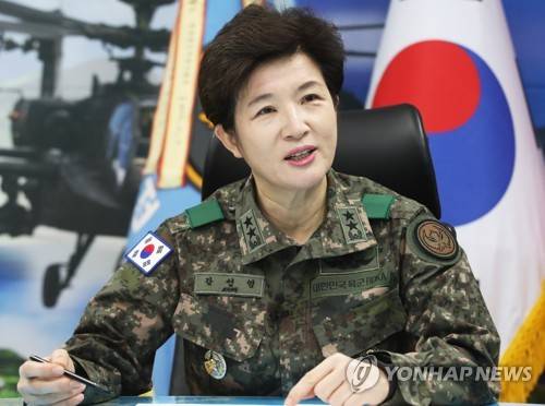 인터뷰하는 강선영 신임 육군항공작전사령관 (이천=연합뉴스) 홍기원 기자 = 강선영 신임 육군항공작전사령관이 21일 오전 경기도 이천시 육군항공작전사령부 집무실에서 취재진과 인터뷰를 하고 있다. 2019.11.21 xanadu@yna.co.kr