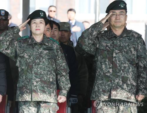 경례하는 서욱 육군참모총장과 강선영 항공작전사령관 (이천=연합뉴스) 홍기원 기자 = 21일 오전 경기도 이천시 육군항공작전사령부에서 열린 '제22ㆍ23대 항공작전사령관 이취임식'에서 서욱 육군참모총장(오른쪽)과 신임 강선영 사령관이 경례를 하고 있다. 2019.11.21 xanadu@yna.co.kr