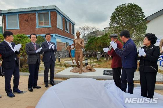 【목포=뉴시스】박상수 기자 = 13일 오후 전남 목포시 중앙동 근대역사2관 옆 소공원에서 김종식(왼쪽에서 두번째) 목포시장과 이용재(왼쪽에서 세번째) 전남도의회 의장 등이 참석한 가운데 '전남 일제강점기 강제징용 노동자상' 제막식이 열리고 있다. 2019.11.13. parkss@newsis.com