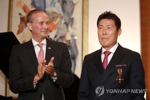 '차붐' 독일 정부로부터 십자공로훈장 수훈 (서울=연합뉴스) 한종찬 기자 = 차범근 전 축구 국가대표팀 감독이 22일 오후 서울 성북구 독일연방공화국 대사관저에서 슈테판 아우어 주한 독일대사(왼쪽)로부터 십자공로훈장을 받은 뒤 포즈를 취하고 있다. 십자공로훈장은 정치, 경제, 사회, 정신, 사회복지, 자선 등의 다양한 분야에서 독일을 위해 특별한 공로를 세운 사람에게 서훈하며 외국 민간인이 받을 수 있는 최고 등급의 국가 훈장이다. 2019.11.22 saba@yna.co.kr