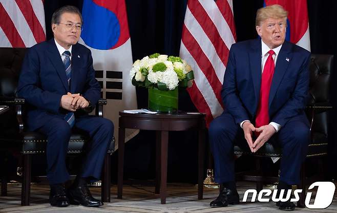 문재인 대통령(왼쪽)과 도널드 트럼프 미국 대통령 <자료사진> © AFP=뉴스1