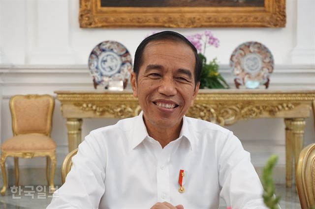 지난 22일 자카르타 대통령궁에서 이뤄진 한국일보와의 인터뷰에서 미소를 지으며 질문을 듣고 있는 조코 위도도 인도네시아 대통령.