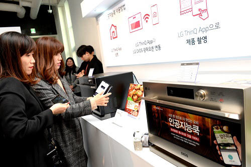 LG전자는 26일 강남구 학동에서 디오스 광파오븐의 우수한 성능을 알리기 위해 블라인드 시식행사를 열었다. 행사 참가자들이 LG 씽큐 앱을 활용해 인공지능쿡 기능을 사용하고 있다.