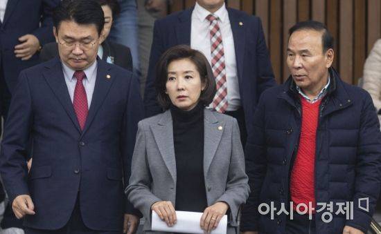 나경원 자유한국당 원내대표가 29일 국회에서 열린 원내대책회의 참석하고 있다./윤동주 기자 doso7@