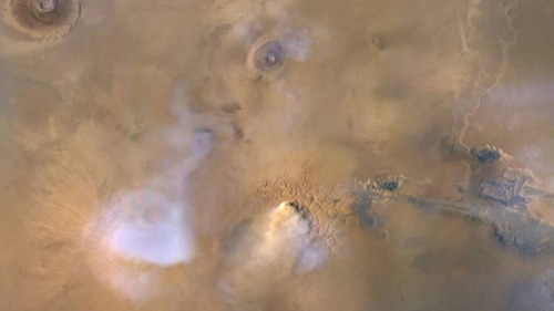 2010년 11월에 포착된  먼지 기둥(중앙 하단 황백색 구름 부분) 왼쪽 청백색은 수증기 구름 [NASA/JPL-Caltech/MSSS]