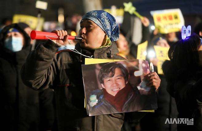 30일 오후 서울중앙지검 앞에서 열린 '끝까지 검찰개혁' 서초동 촛불문화제에 참석한 시민이 조국 전 법무부장관의 사진을 들고있다. ⓒ고성준 기자