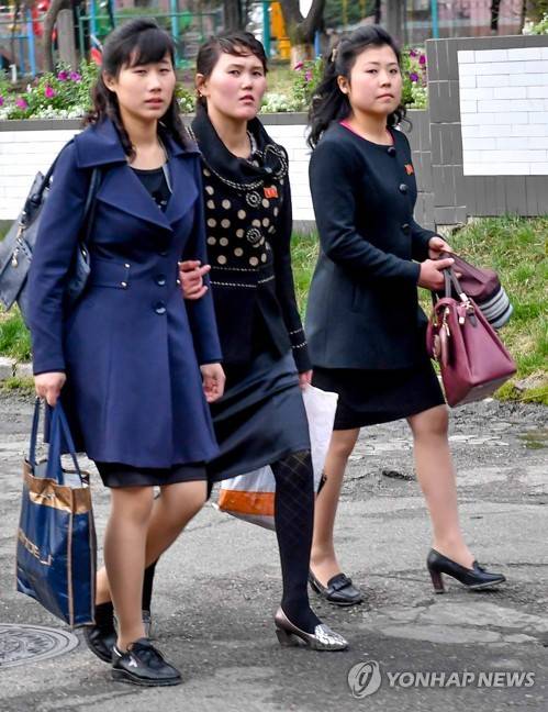 평양시내 완연한 봄 날씨 (평양 사진공동취재단=연합뉴스) 6일 평양시내 봄이 완연한 날씨에 아가씨들이 화사한 옷을 입고 거리를 거닐고 있다. 2017.4.6 photo@yna.co.kr