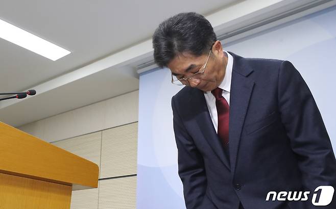 성기선 한국교육과정평가원장이 3일 정부세종청사 교육부 기자실에서 2020학년도 대학수학능력시험 성적 사전 유출에 대해 고개숙여 사과하고 있다. 2019.12.3/뉴스1 © News1 장수영 기자