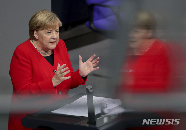 [베를린=AP/뉴시스]  앙겔라 메르켈(65) 독일 총리가 집권 14년만에 폴란드 아우슈비츠 강제수용소를 방문한다고 3일(현지시간) AFP 통신이 보도했다. 사진은 지난달 28일 독일 연방의회에서 징행 발언 중인 메르켈 총리. 2019.12.3.