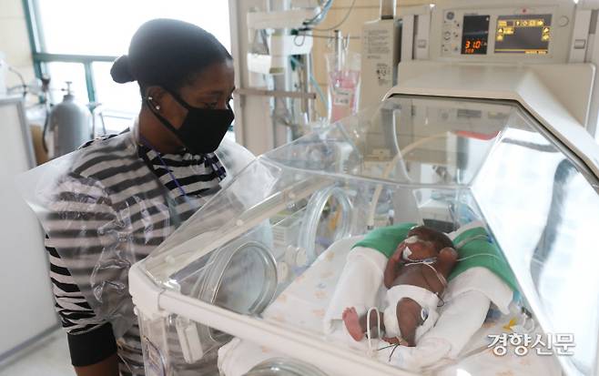 4일 서울 성동구 한양대학교병원 신생아 중환자실에서 카메룬 출신난민신청자 리세테씨가 지난 10월 840g으로 초극소미숙아로 태어난 아들 제이든을 바라보고 있다./ 권도현 기자 lightroad@kyunghyang.com