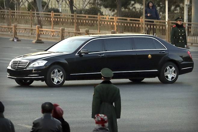 김정은 북한 국무위원장이 지난 2월 중국 베이징을 방문했을 당시 탔던 전용 메르세데스 리무진. AP 연합뉴스