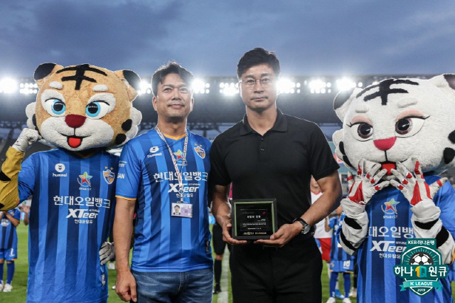 김도훈 감독 이달의 감독상 수상. 사진출처=프로축구연맹