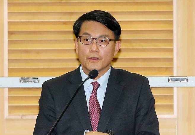 자유한국당 윤상현 의원이 5일 국회 의원회관에서 원내대표 출마를 선언하고 있다. 연합뉴스