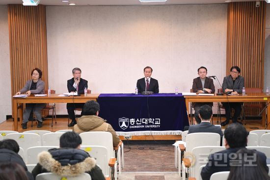 이재서 총신대 총장(가운데)과 주요 임직자들이 6일 서울 사당동 총신대 세미나실에서 열린 기자회견에서 성희롱 발언으로 문제 제기된 일부 교수와 관련된 논란에 대해 입장을 밝히고 있다. 송지수 인턴기자