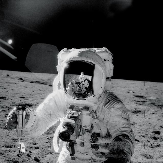 1969년 달에 착륙한 아폴로 12호 조종사 앨런 빈이 달 표면에 내려 월면토를 채취해 담은 특수용기를 들고 있다. NASA 제공
