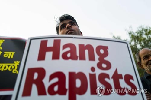"성폭행범을 사형하라"…인도서 시위 이어져 [AFP=연합뉴스]