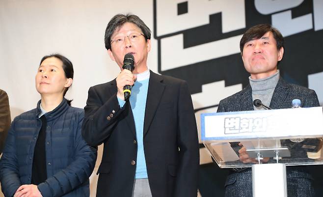 유승민(가운데) 바른미래당 의원이 8일 서울 여의도 국회 의원회관에서 열린 ‘변화와 혁신’ 중앙당 발기인 대회에서 인사말을 하고 있다. (사진=뉴시스)
