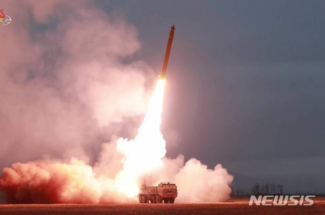 【서울=뉴시스】지난 11월29일 조선중앙TV가 보도한 국방과학원 초대형 방사포 시험사격 모습. (사진=조선중앙TV 캡처) 2019.12.09. photo@newsis.com