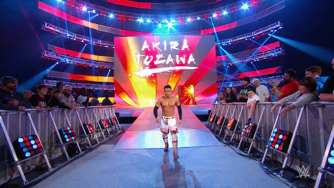 지난 3일 WWE 프로그램 RAW에서 욱일기 배경화면에 맞춰 등장하는 일본인 선수 토자와 아키라. 사진=IB스포츠 화면 캡처