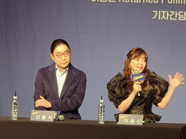 이용신(오른쪽)이 ‘달빛천사’ 삽입곡 리메이크 앨범 제작 과정을 소개했다. 이호연 기자