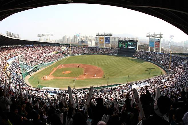 서울 잠실야구장 전경. 경향신문 자료사진