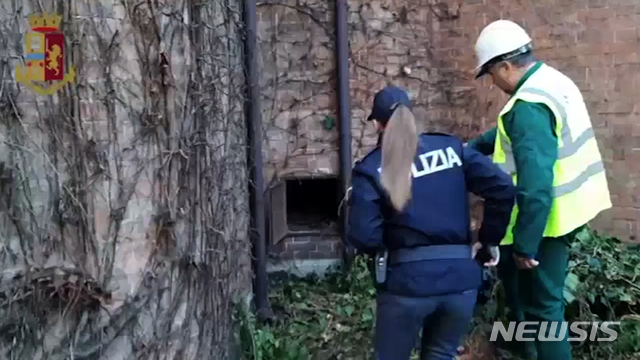 [AP/뉴시스] 10일(현지시간) 이탈리아 북부 도시 피아첸차의 리치 오디 갤러리의 외벽에서 22년 전 도난 당한 구스타프 클림트의 그림이 발견됐다. 사진은 그림을 발견한 갤러리의 정원사가 자신이 처음 그림을 찾았던 장소를 소개하는 모습. 사진은 경찰이 제공한 것이다. 2019.12.12.