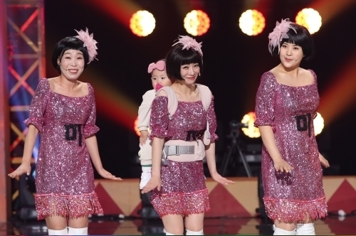 안소미(가운데)가 딸 로아 양을 업고 14일 방송되는 KBS ‘개그콘서트’ 무대에 오른다.