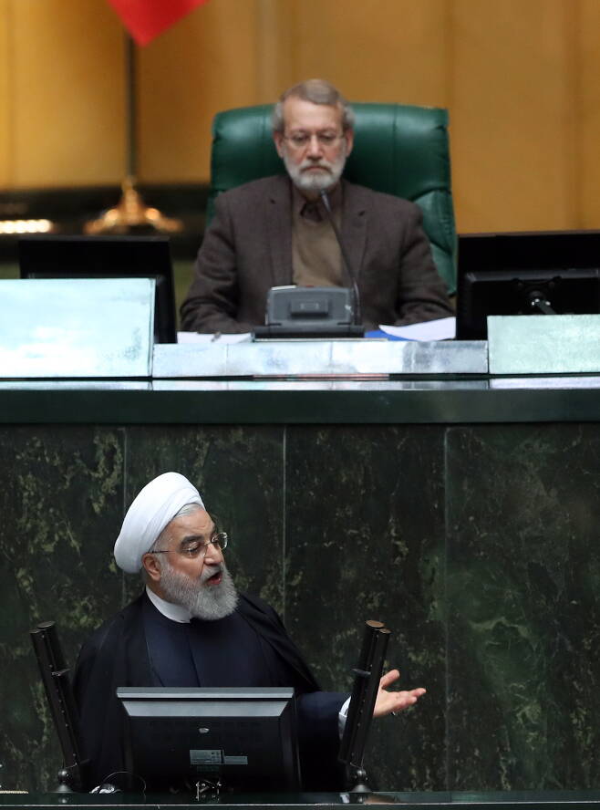 하산 로하니(아래) 이란 대통령이 지난 8일(현지 시각) 이란 테헤란 의회에서 '2020년도 예산안'에 대해 설명하고 있다. 알리 라리자니(위) 이란 국회의장이 이를 심각한 표정으로 듣고 있다.  /EPA 연합뉴스