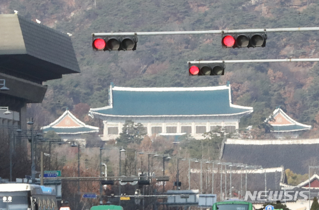 [서울=뉴시스] 전진환 기자 = 유재수 전 부산시 경제부시장 감찰무마 의혹을 수사 중인 검찰이 청와대를 압수수색한 지난 4일 청와대가 보이는 광화문 인근의 신호등에 빨간불이 켜져 있다.  2019.12.04.        amin2@newsis.com