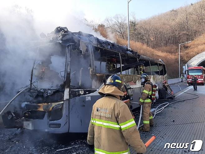 화재 진압 현장.(경기도소방재난본부 제공)© 뉴스1