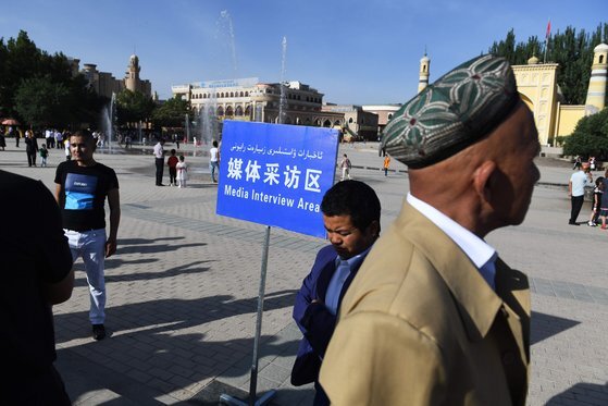지난 6월 중국 신장위구르 자치구 카슈가르의 한 모스크 앞에 설치된 '미디어 인터뷰 구역'의 모습. 라마단 기간 동안 기자들은 중국 당국에 의해 제한된 곳에서만 취재와 인터뷰를 할 수 있다.[AFP=연합뉴스]