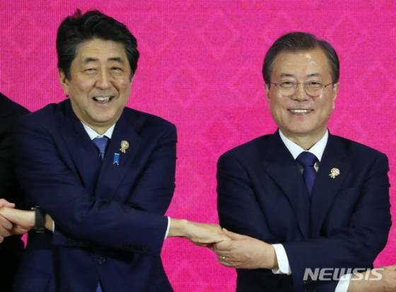 【방콕(태국)=뉴시스】 박영태 기자 = 문재인 대통령과 아베 신조 일본 총리가 4일 태국 방콕의 임팩트 포럼에서 열린 역내포괄적경제동반자협정(RCEP) 정상회의에 참석해 각 국 정상들과 손을 잡고 기념촬영을 하고 있다. 2019.11.04. since1999@newsis.com