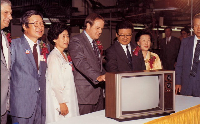 1982년 10월 미국 현지생산법인(GSAI)에서 생산된 제1회 컬러TV를 살펴보는 구자경 명예회장(오른쪽에서 세 번째).