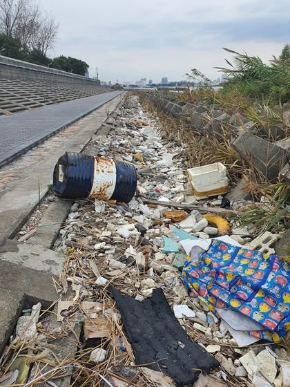 지난달 26일 찾은 상하이 빈장 산림공원 강변 산책길에 폐스티로폼, 플라스틱 등을 비롯한 각종 해양 쓰레기가 쌓여 있다. 진창일 기자