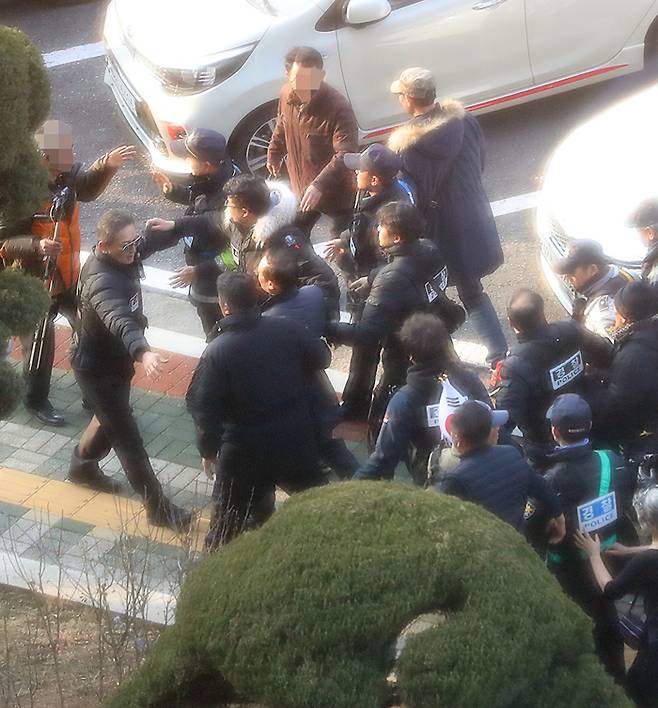사진= 연합뉴스, 경찰 경호 받으며 이동하는 홍영표 의원