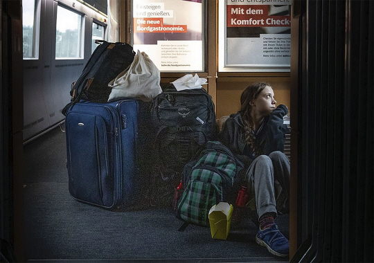 10대 환경 운동가 그레타 툰베리(16)가 14일 여행가방에 둘러싸인 채 독일철도(DB) 객차 바닥에 앉아 있다.  출처=그레타 툰베리 트위터, AP 연합뉴스