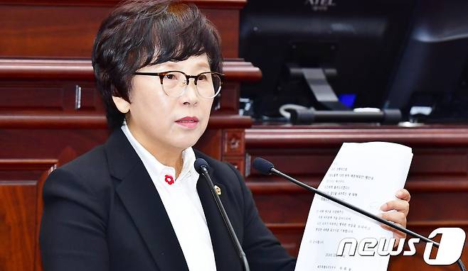 18일 오후 제379회 제주도의회 임시회 제1차 본회의에서 강민숙 제주도의회 의원(더불어민주당·비례대표)이 원희룡 제주도지사의 2020년도 도 예산안 의결에 따른 인사말 대본을 들고 긴급 의사진행발언을 하고 있다.(제주도의회 제공) /© 뉴스1