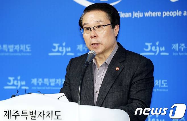 18일 오후 제주도청 기자실에서 김현민 제주도 기획조정실장이 지난 16일 원희룡 제주도지사의 2020년도 도 예산안 의결에 따른 인사말을 둘러싼 갈등에 대해 유감을 표명하고 있다. 2019.12.18. /뉴스1