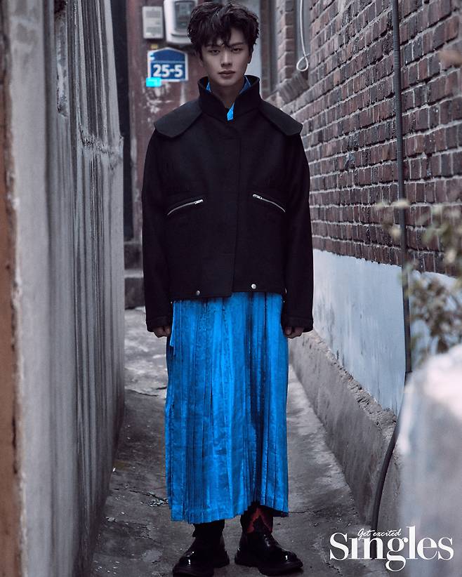 육성재 화보가 화제다.사진=싱글즈 제공